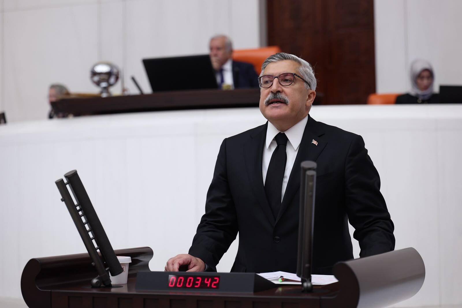 TBMM Genel Kurulu kürsüsünde